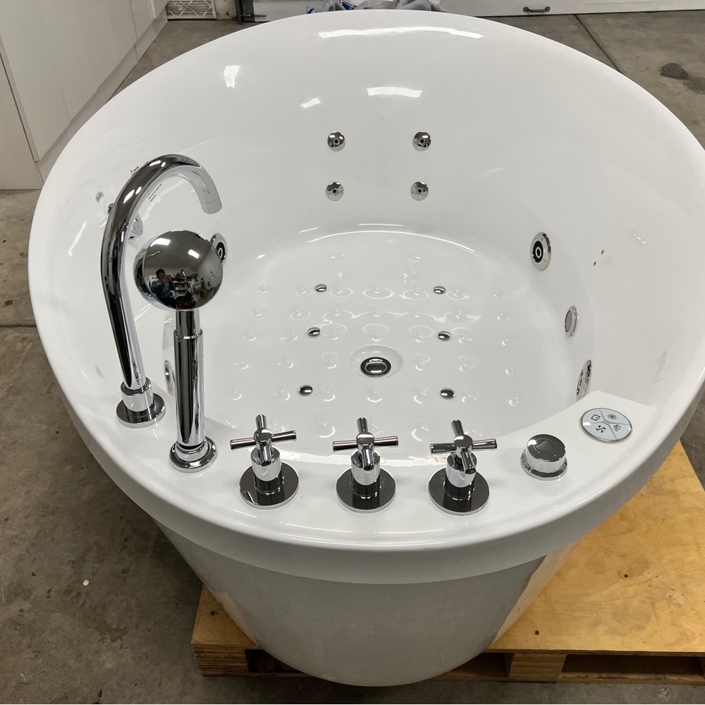 Elegant White BAINULTRA Massage Tub